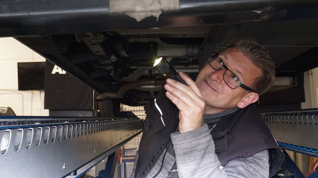 Caravan Gutachter Dipl.-Ing. Benjamin Sécrit unter dem Fahrzeug