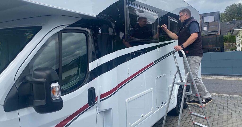 Hagelschaden an einem Wohnmobil kennzeichnen